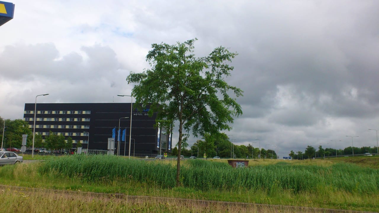 Von der Strasse aus Westcord Hotel Delft