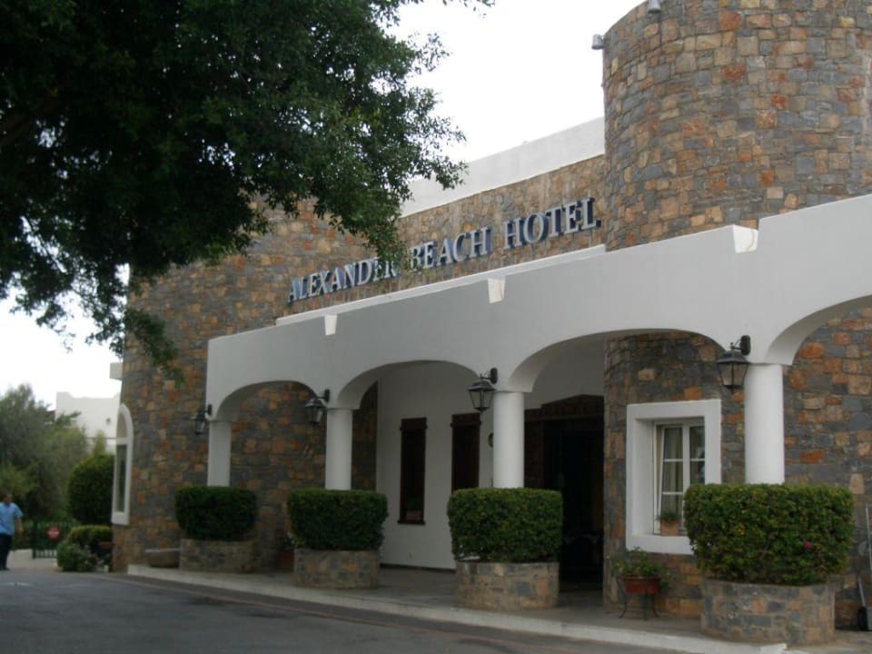 Eingang Alexander Beach Hotel & Village Resort