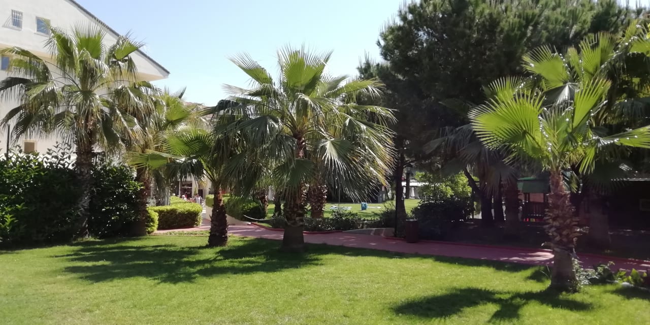 Garten Side Breeze Hotel