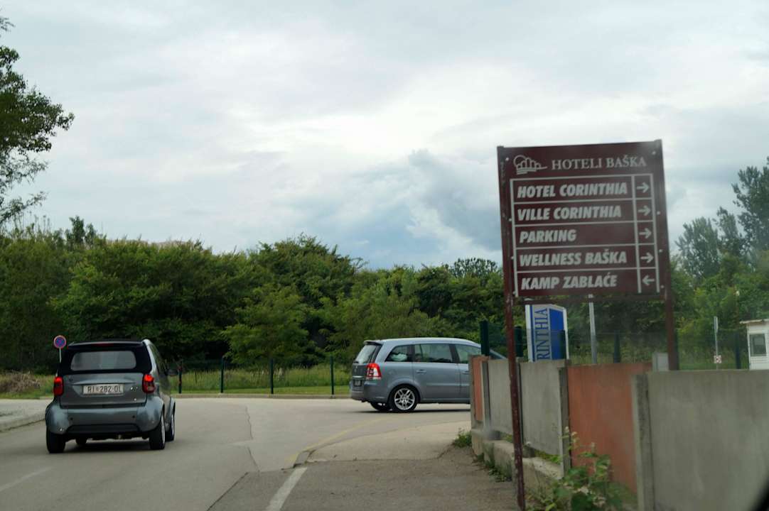 Hotel von aussen gesehen (Strassenseite) Hotel Baska