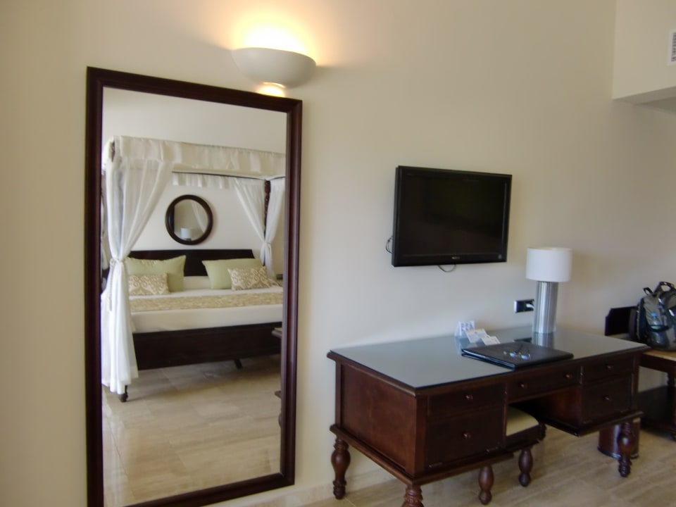Flat TV und DVD-Player im Unterschrank TRS Turquesa Hotel - Adults only