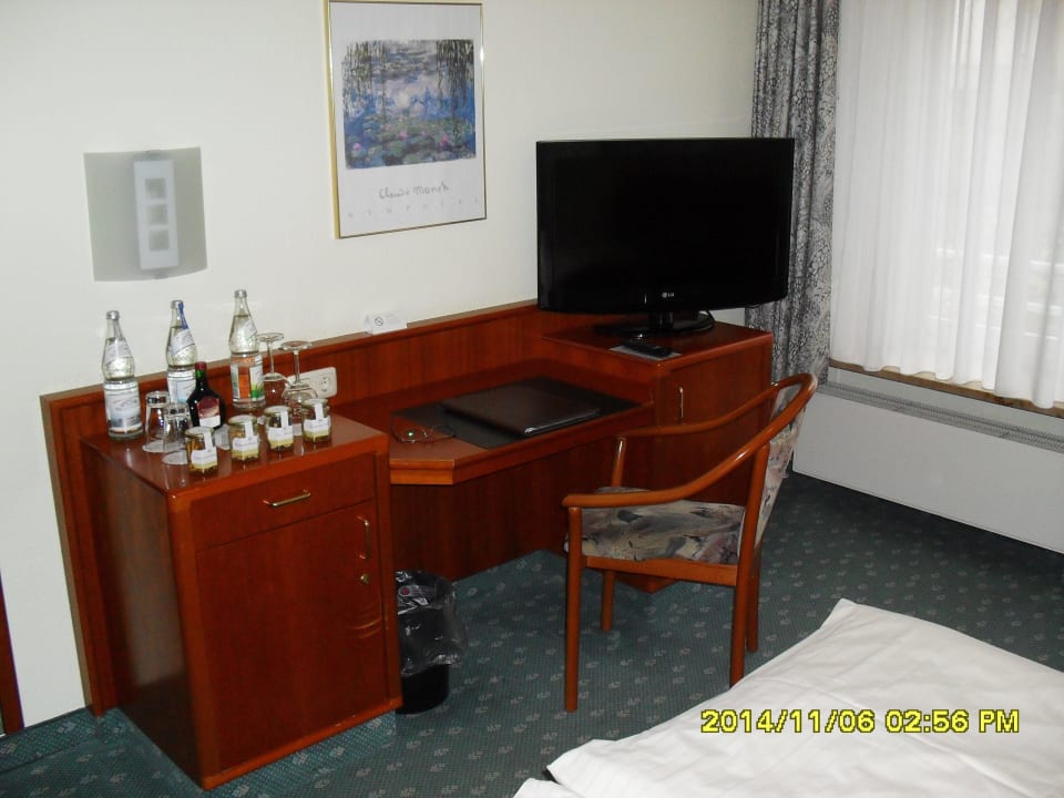 Schreibtisch und "Minibar" Hotel Kaiserhof Victoria