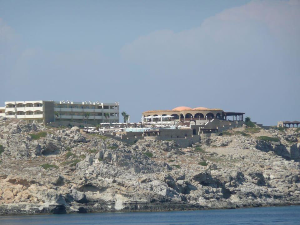 Blick auf das Hauptrestaurant vom Meer aus Hotel Kalithea Horizon Royal