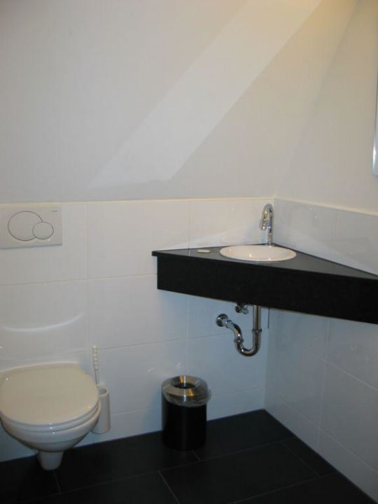 Separates WC mit Waschbecken Hotel Weisses Kreuz