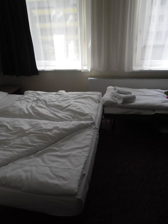 Der Weg zum Fenster führt über die Betten Hotel Norddeutscher Hof