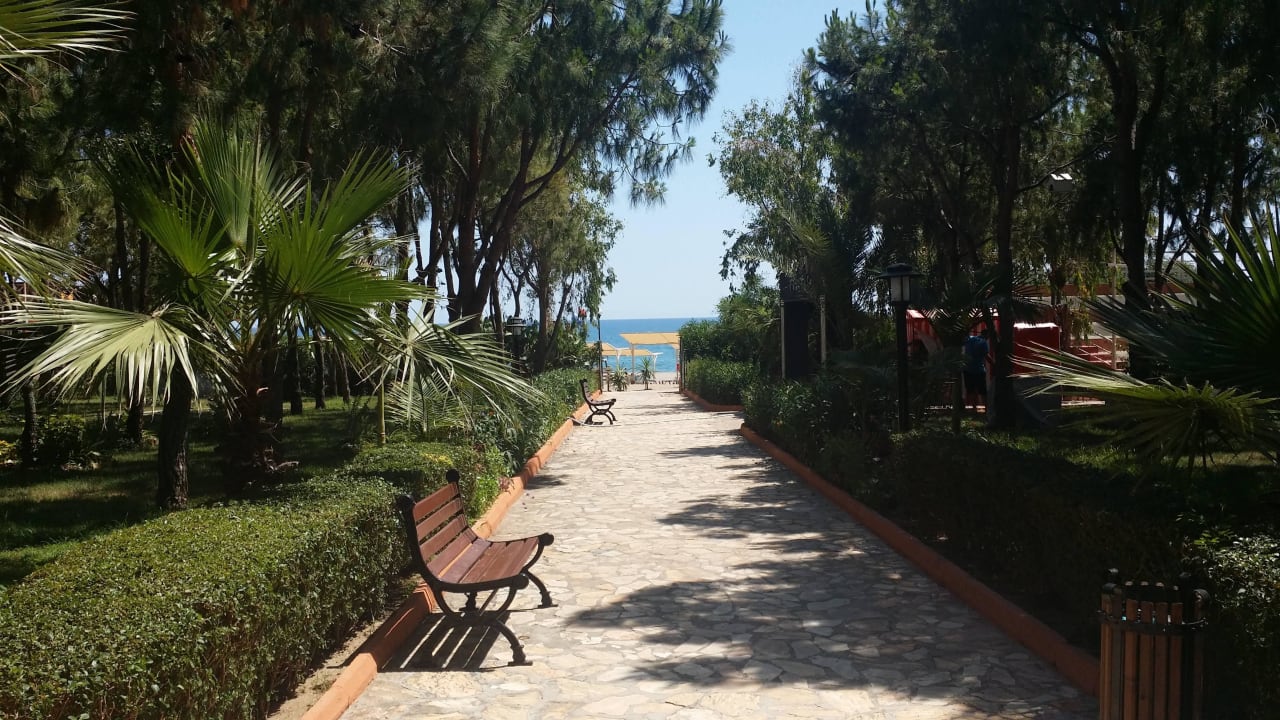 Blick vom Garten auf Strand Club Turtas Beach Hotel