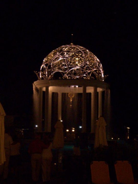 Pool bei Nacht Helena Sands