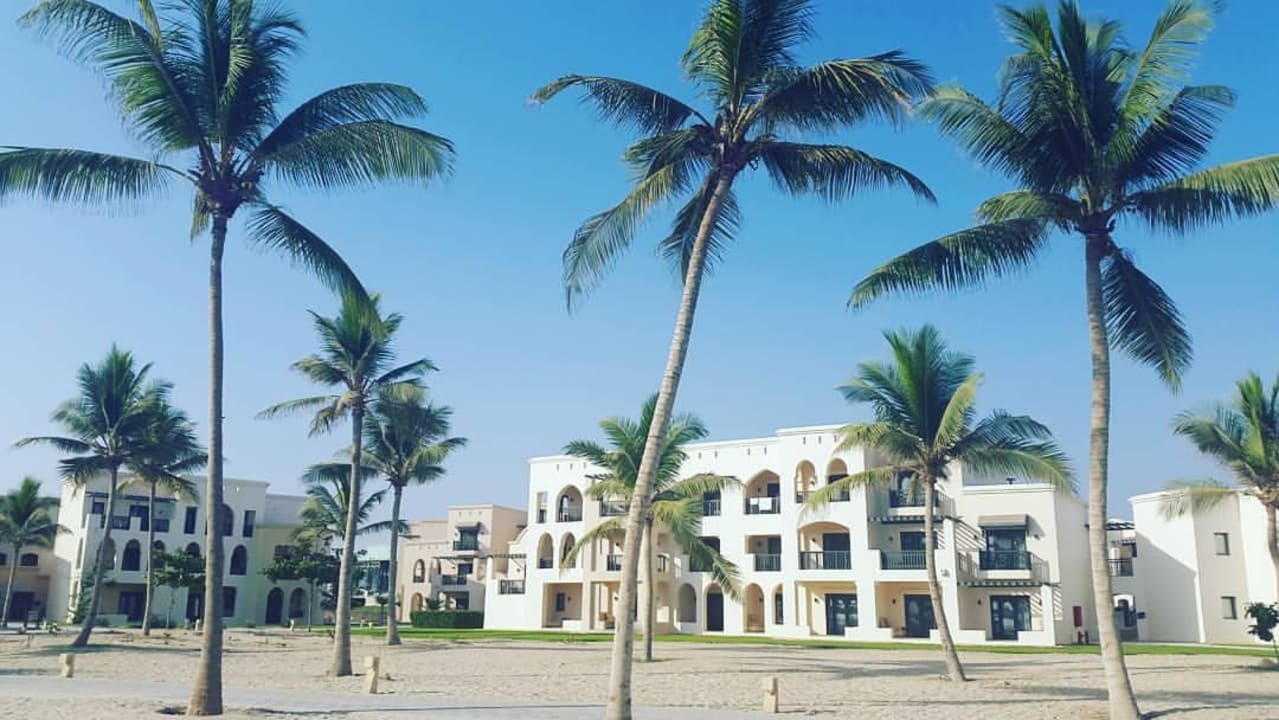 Sicht vom Strand zu den Zimmern Salalah Rotana Resort