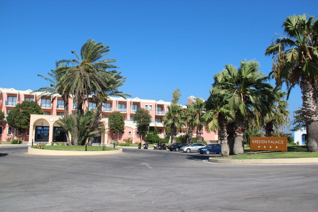 Hoteleingang Straßenseite Kresten Palace Hotel