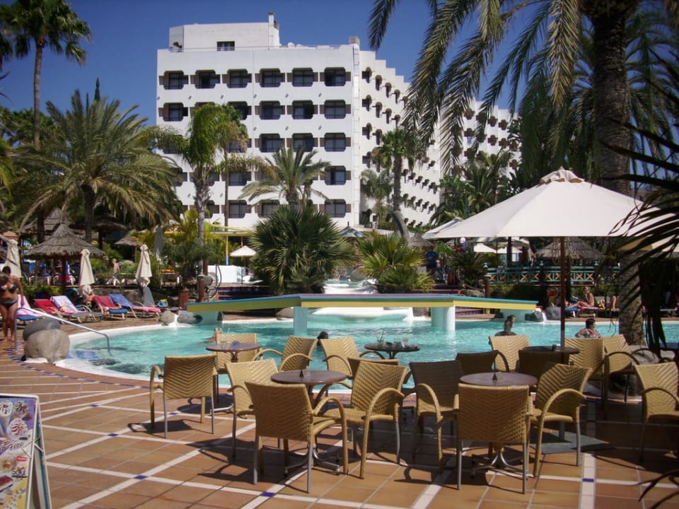 Untere Pool und Blick auf das Hotel Corallium Beach by Lopesan Hotels - Adults only