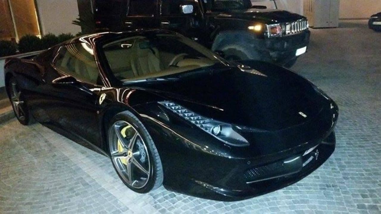 Ein im Eingangsbereich geparkter Ferrari Side Sunport Hotel & Spa