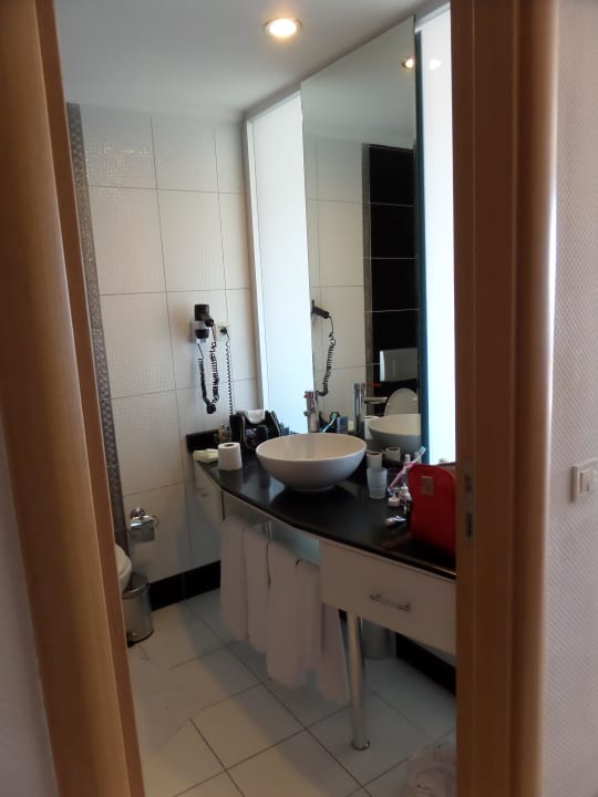 Ruime badkamer met inloopdouche Hotel Sidekum