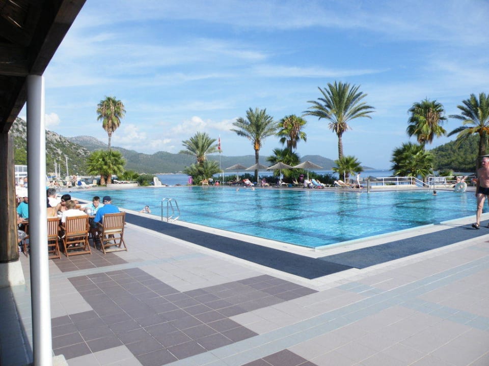Blick über Pool auf das Mittelmeer Hapimag Sea Garden Resort