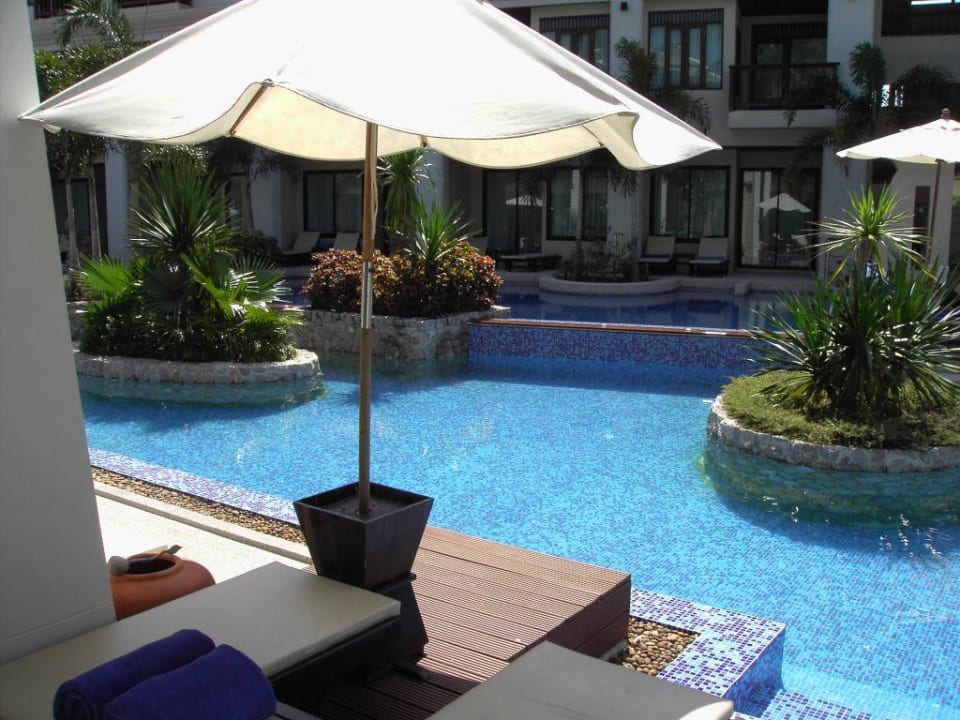 Blick auf Terrasse und Pool von Zimmer 814 La Flora Khao Lak