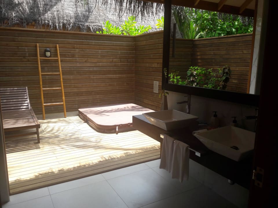 Offenes Badezimmer Veligandu Maldives Resort Island