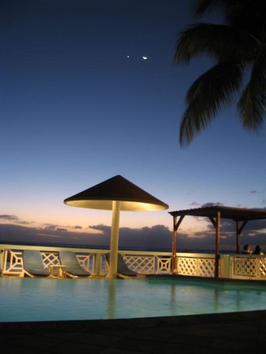 Blick über den Pool zum Meer Gold Beach Resort