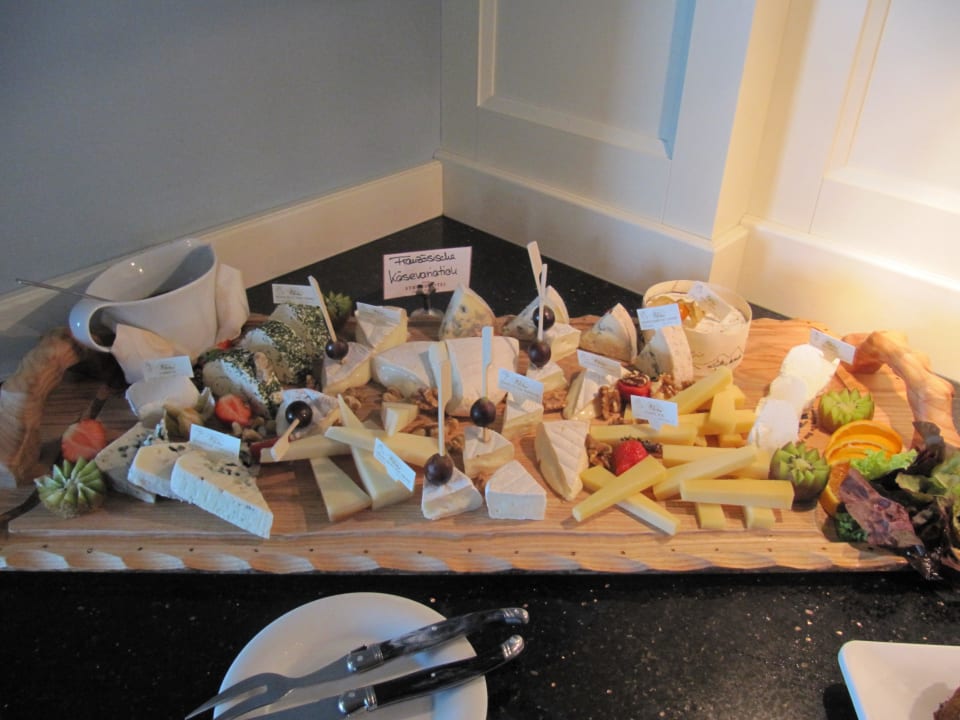 Gereifte Französische Käseauswahl am Büffet Morada Strandhotel Ostseebad Kühlungsborn