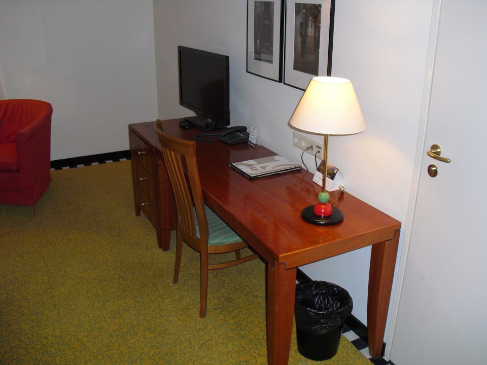 Schreibecke mit TV Hotel Theater Figi