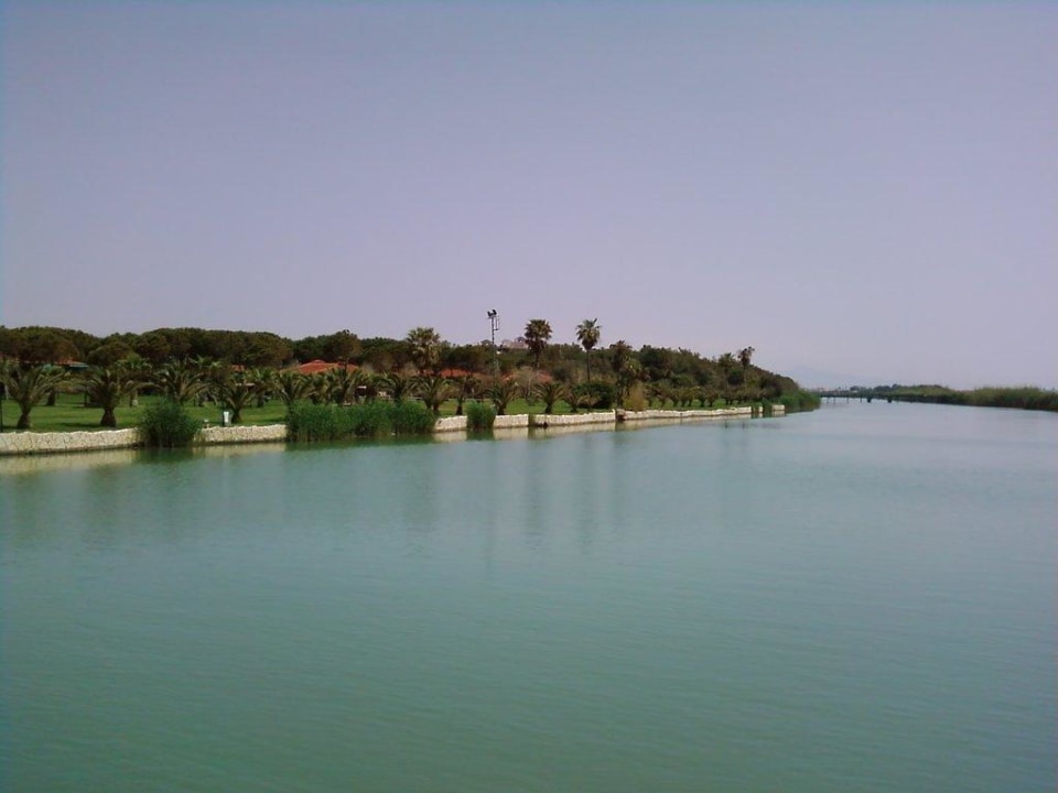 Fluss zwischen Hotel und Meer Gloria Serenity Resort