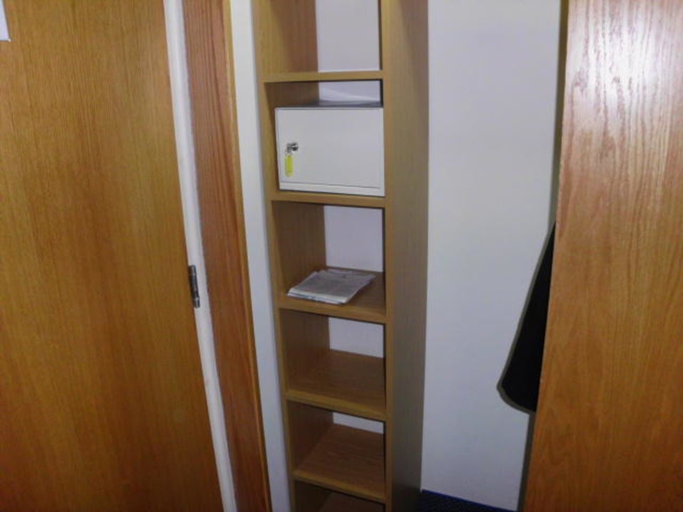 Regale mit Safe Constantinou Bros Athena Royal Beach Hotel