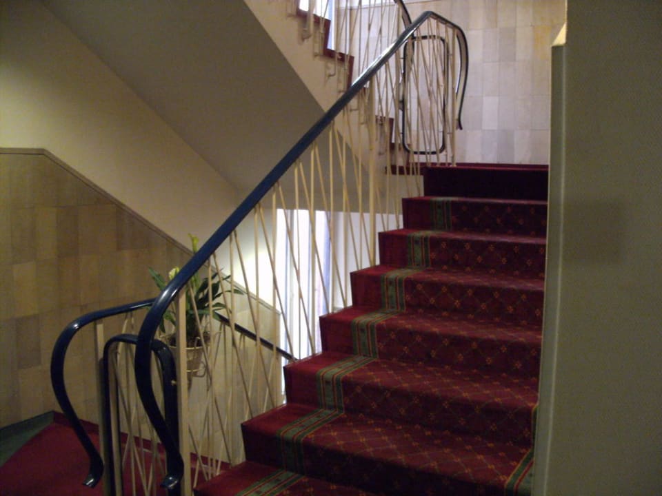 Die Treppe mit Teppichboden Garner Hotel Hamburg - Wandsbek Marktplatz