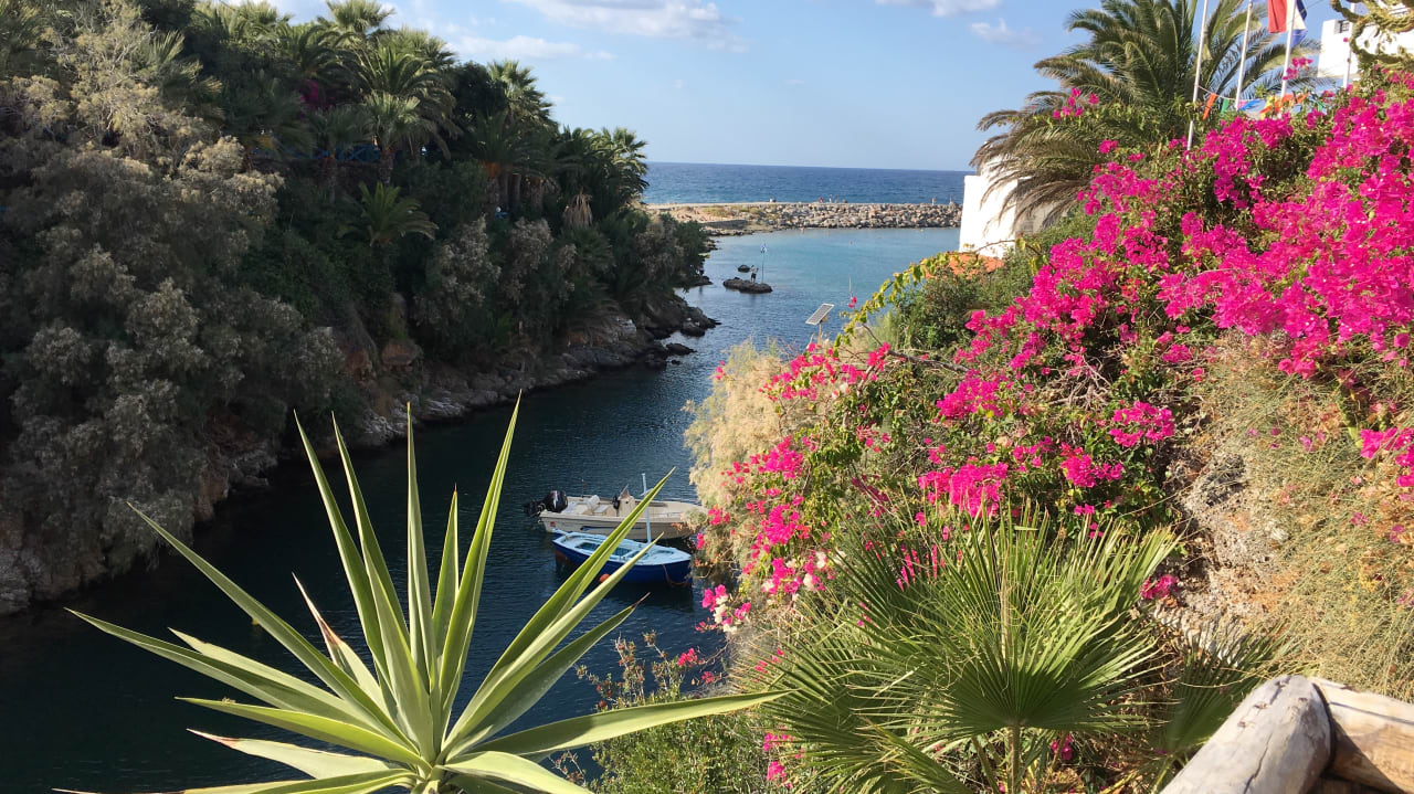 Blick auf den Hafen von Sisi Maritimo Beach Hotel