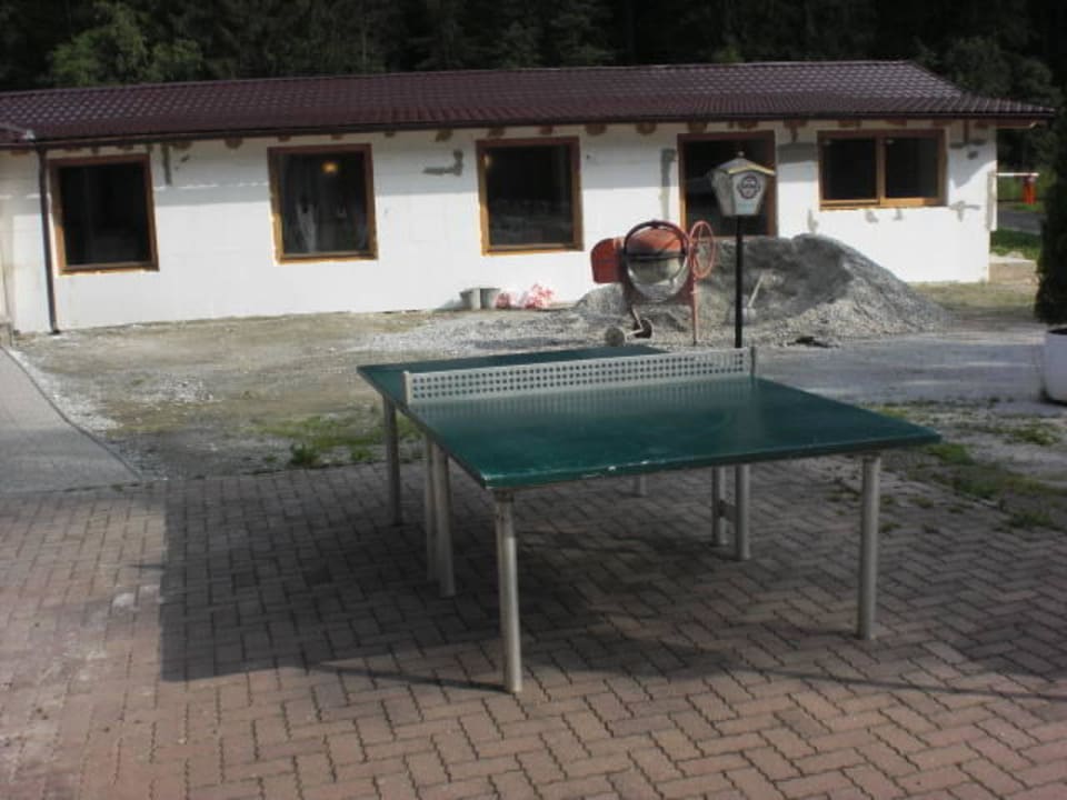 "Tischtennisplatte steht draußen im Regen" Active Hotel ...