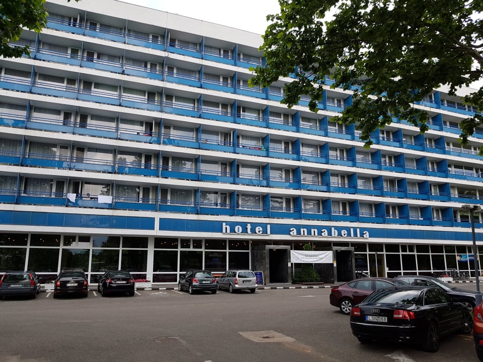 Blick vom Parkplatz auf den Eingangsbereich Danubius Hotel Annabella