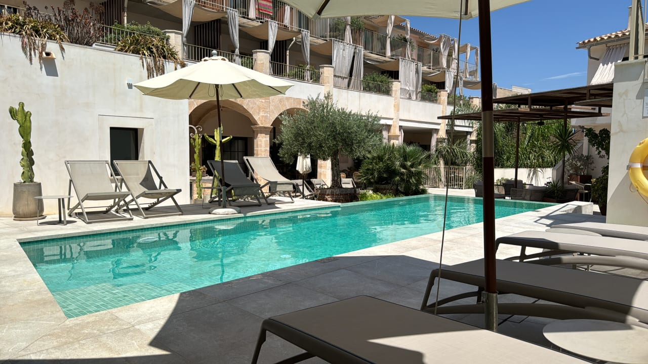 Pool Ynaira Hotel