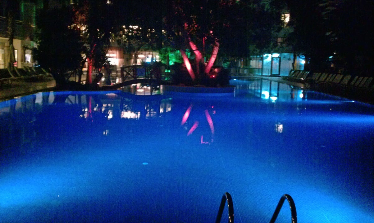 Poolanlage am Abend Side Star Beach
