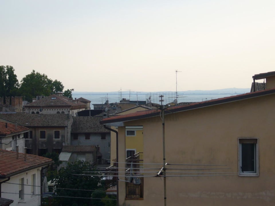 Vom kleinen Fenster aus gesehen Hotel Marina