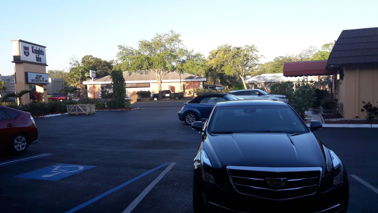 Ausblick aus dem Zimmer auf den Parkplatz SureStay Hotel by Best Western Sarasota North