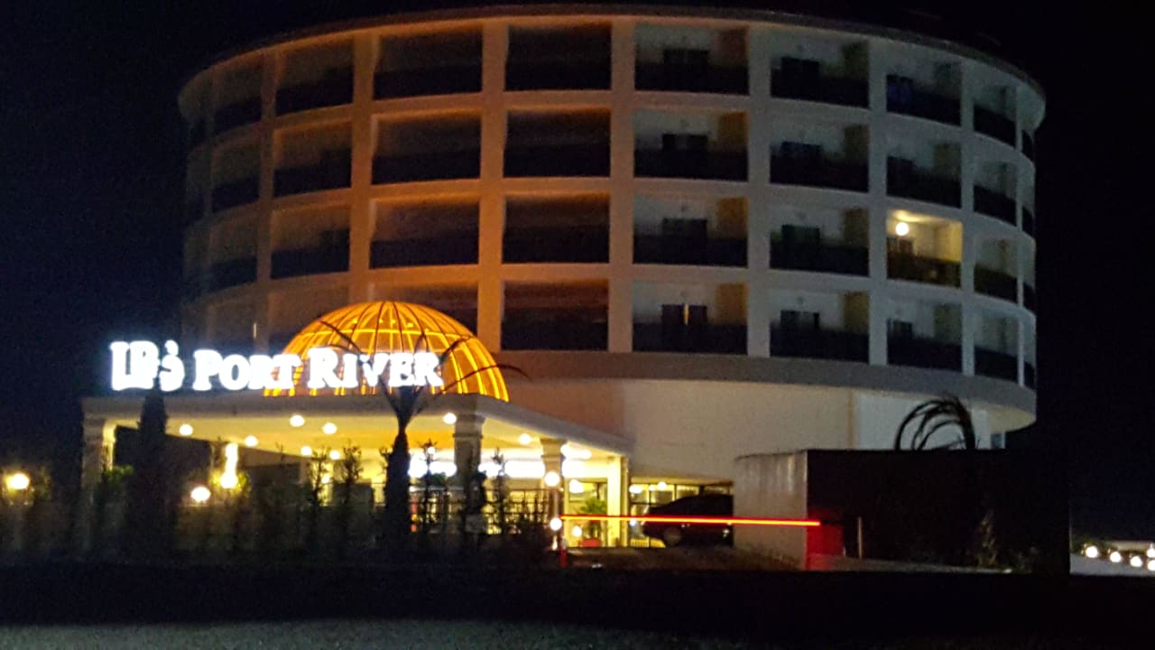 Bei Nacht LRS Port River Hotel & Spa