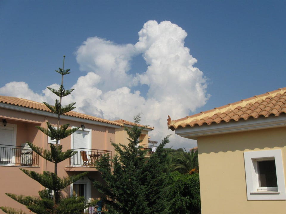 Ausblick auf Gewitterwolke über der Anlage Hotel Astra Village