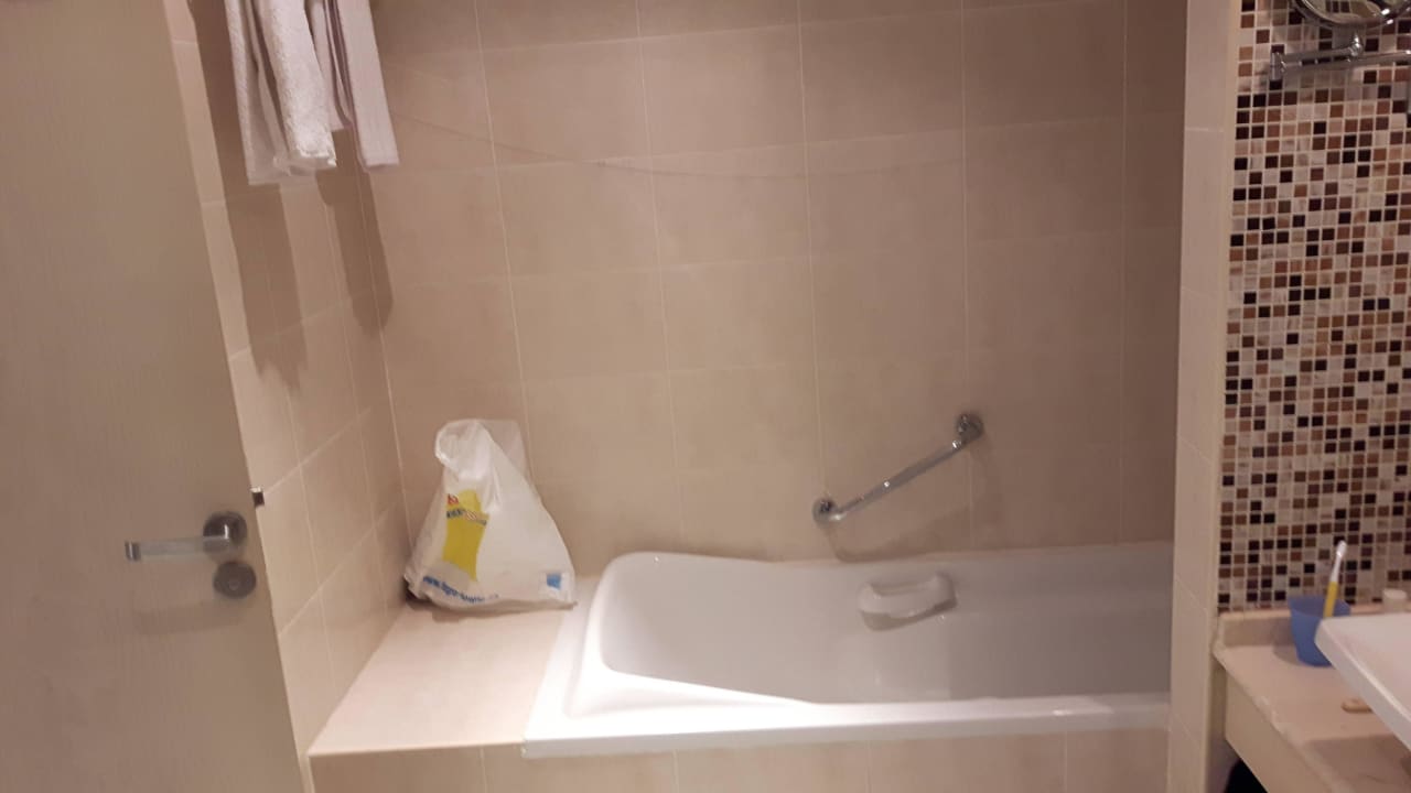 Bad mit Wanne und Dusche Tropitel Sahl Hasheesh