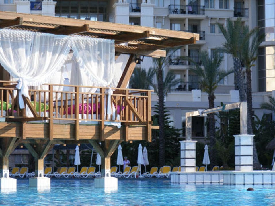 Blick über den Hauptpool, links Steg mit Liegen Hotel Delphin Diva