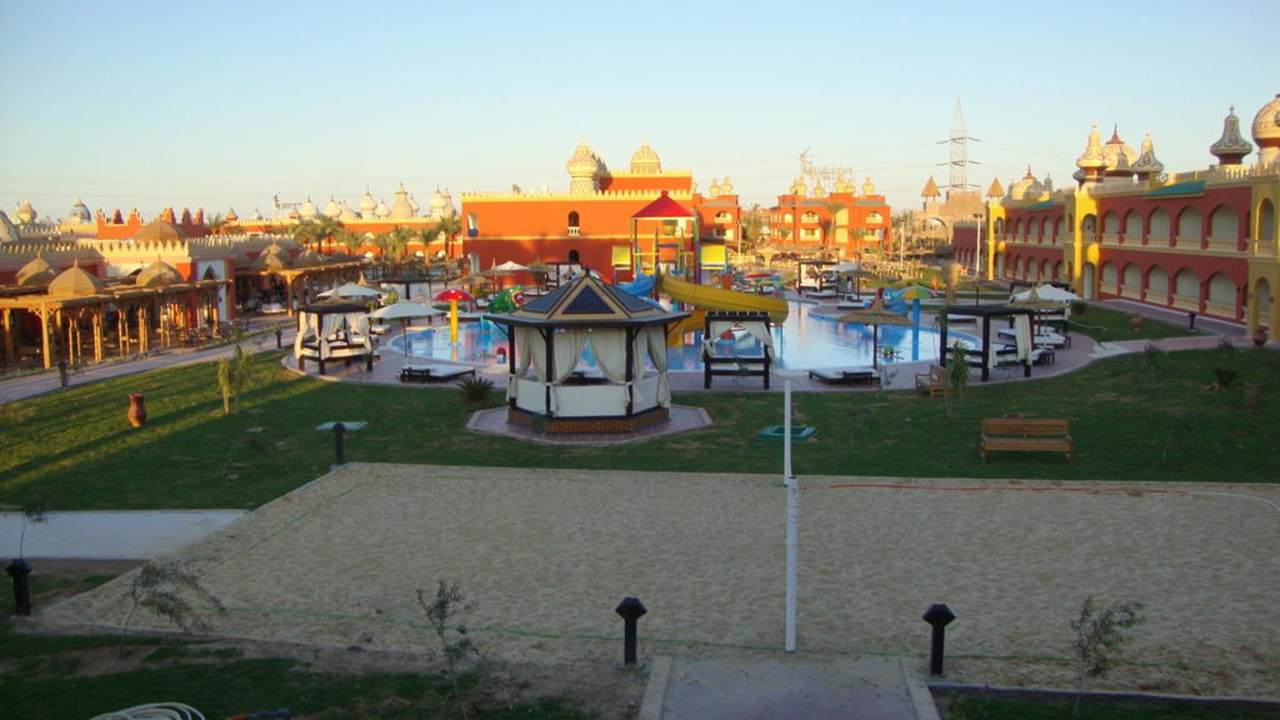 Volleyballfeld & Kinderpool vom 800 Block Pickalbatros Alf Leila Wa Leila Resort - Neverland Hurghada
