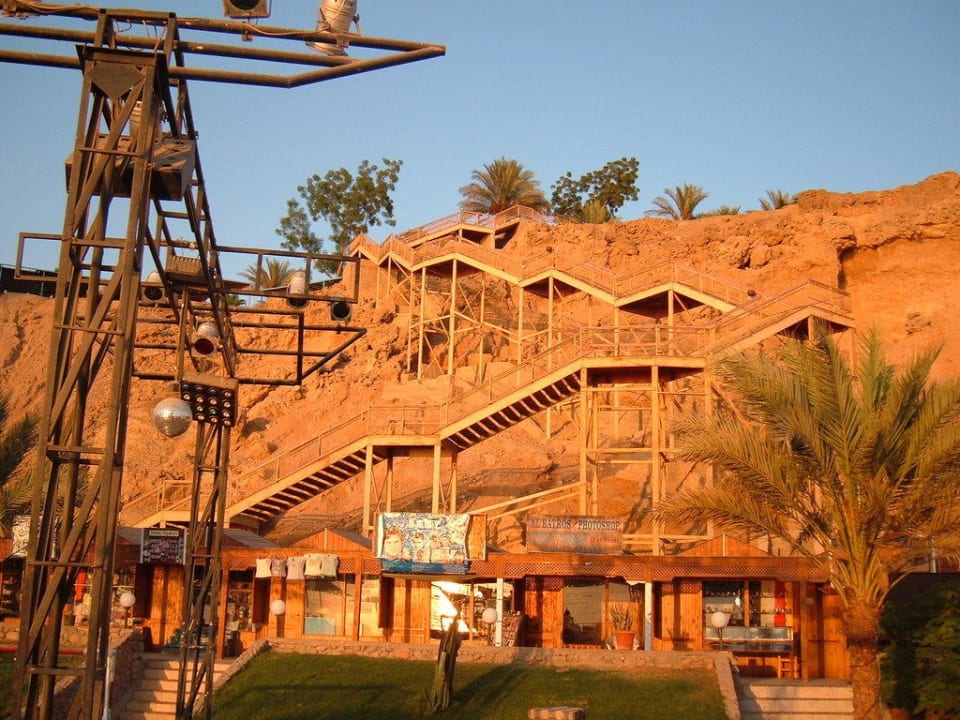 Holztreppe vom Hotel zum Strand Albatros Sharm Resort