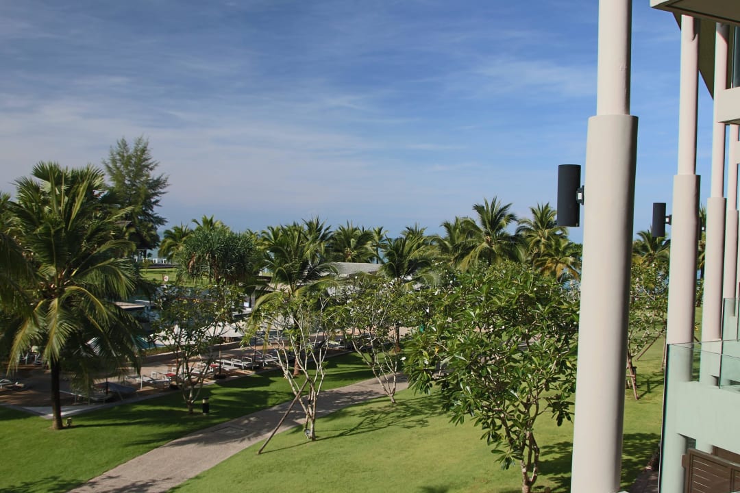Aus dem 1. Stock The Sands Khao Lak by Katathani