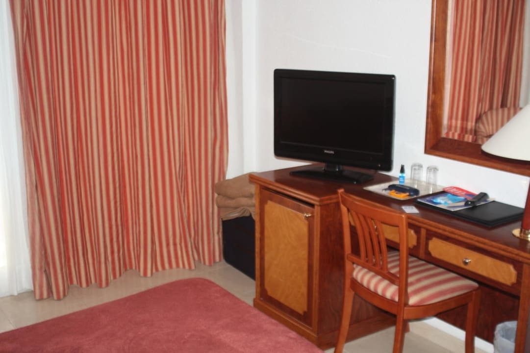 Schreibtisch mit Fernseher, darunter Minibar CM Playa del Moro