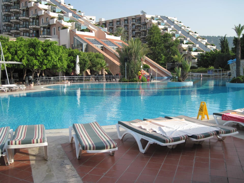 Pool Hintergrund Hauptgebäude Hotel Limak Limra Hotel & Resort