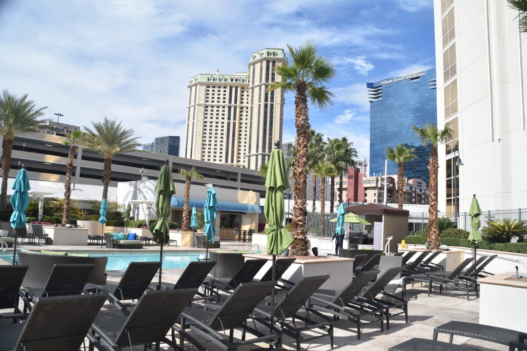 Pool The Signature at MGM Grand