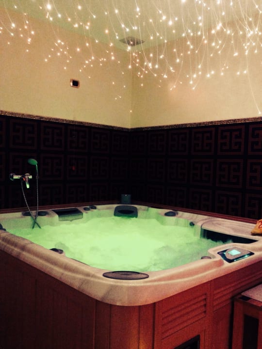 Whirlpool im Familienzimmer Villa dei Cedri Hotel & Residence
