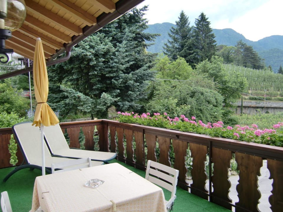 Der sehr gemütliche Balkon Schenna Resort Hotel Rosengarten