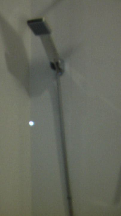 Dusche mit Metallschlauch The Coconut Gardens Hotel