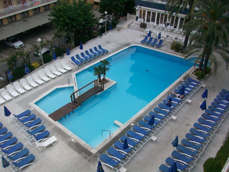 Vue de la piscine de jour Hotel GHT Aquarium & Spa