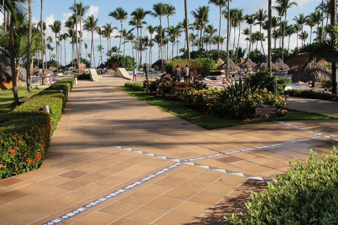 Weg zum Pool und Strand Grand Sirenis Punta Cana Resort & Aquagames