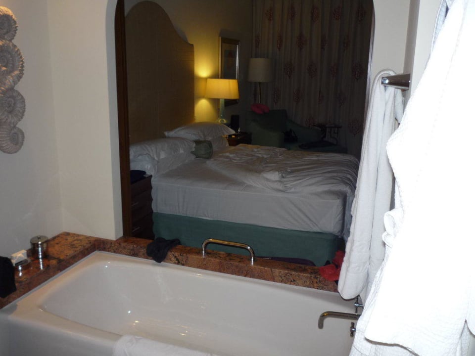 Blick vom Bad ins eigentliche Hotelzimmer Atlantis, The Palm