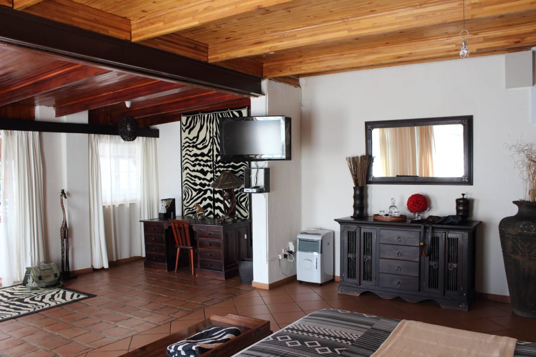 Zebra-Suite Guesthouse Acra-Retreat Mountain View