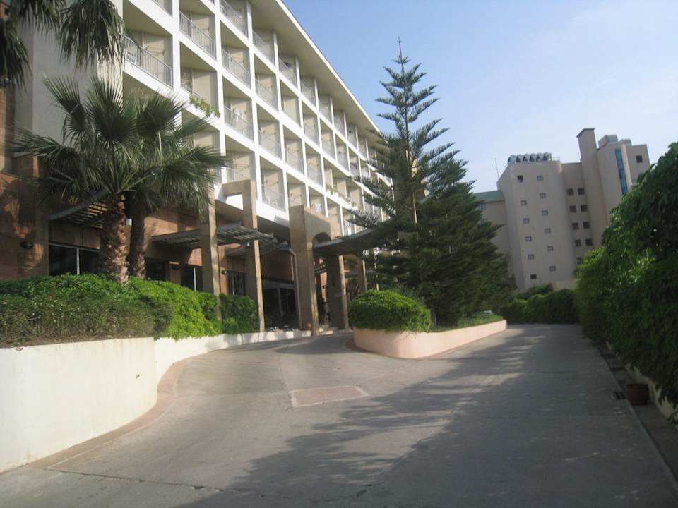 Przed hotelem wjazd Washington Resort & SPA